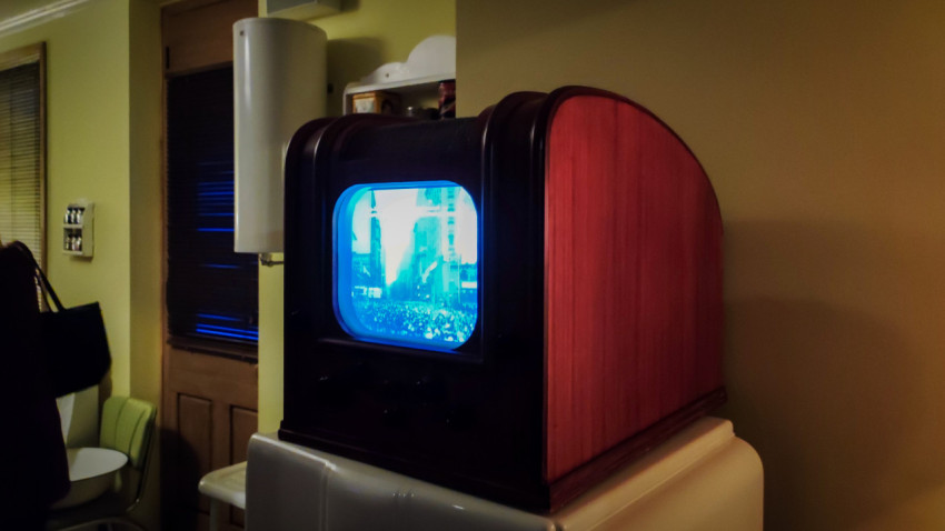 Старинный телевизор в стилизованной комнате экспозиции