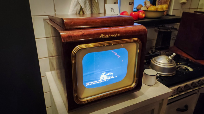 Телевизор «Авангард» (ТЛ-1) в советской кухонной реконструкции павильона «АТОМ»