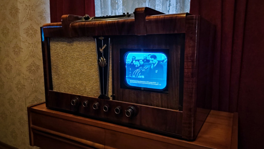 Телевизор «Ленинград Т-2» в деревянном корпусе в экспозиции советского интерьера