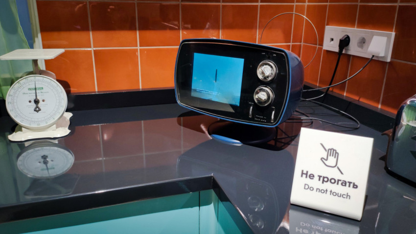 Настольный телевизор Philco в ретро-кухне павильона «АТОМ»