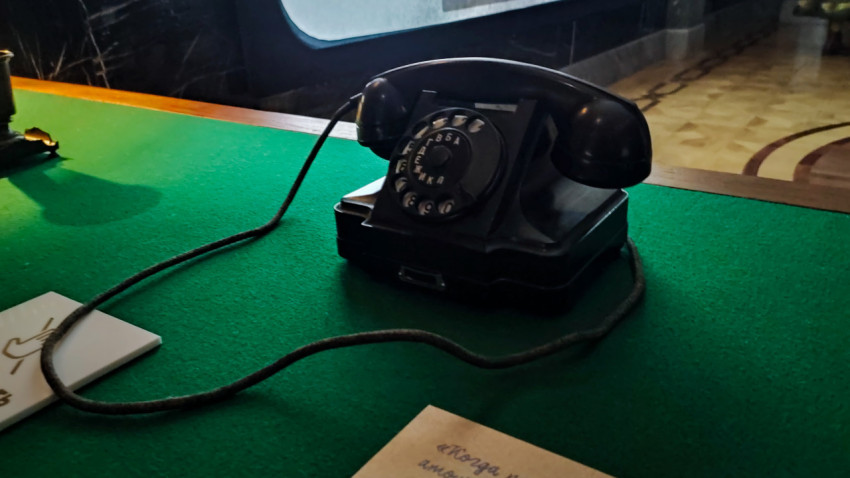 Ретро-телефон на экспозиционном столе в исторической зоне павильона «Атом»