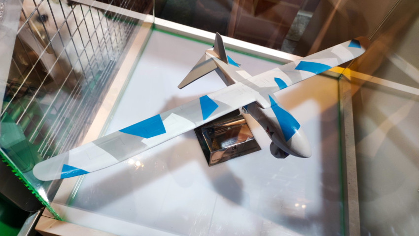 Вид сверху на модель беспилотного аппарата в выставочной витрине