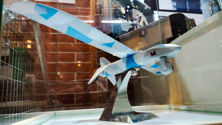 Модель беспилотного летательного аппарата в стеклянной витрине ВДНХ