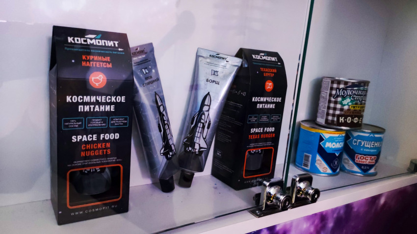 Витрина с образцами космического питания и продуктами длительного хранения
