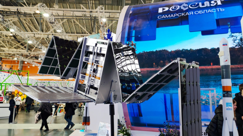 Макет спутника у стенда Самарской области