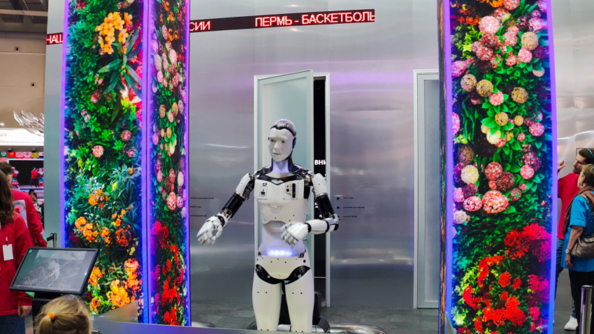 Робот-гуманоид на технологическом стенде выставки «Россия»