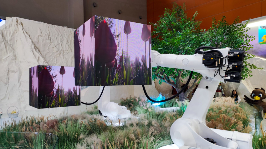 Роботизированный манипулятор с LED-кубом на стенде Белгородской области