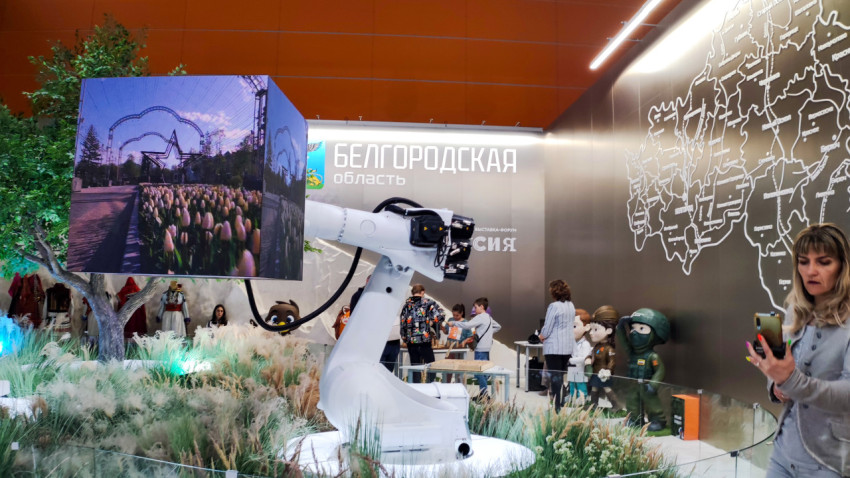 Роботизированный манипулятор с LED-экраном на стенде Белгородской области