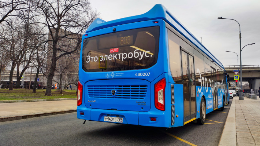 Электробус на остановке рядом с транспортной развязкой в Москве