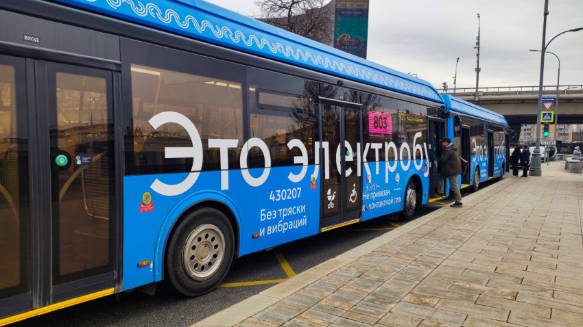 Электробус маршрута 803 на остановке в Москве