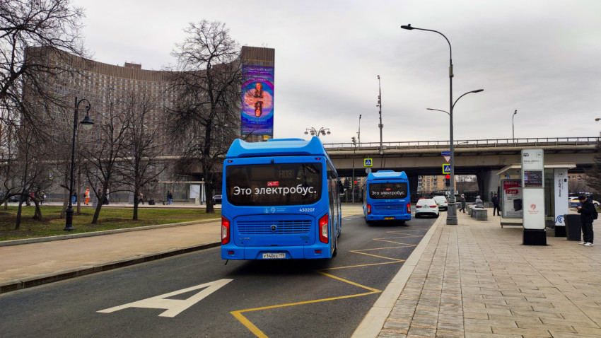 Два электробуса маршрута 803 на остановке рядом с гостиницей «Космос»