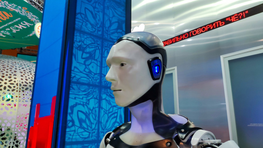 Гуманоидный робот с подсветкой у технологической панели