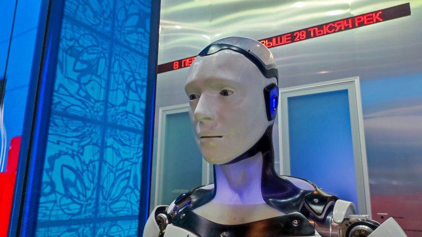 Профиль гуманоидного робота на стенде высоких технологий