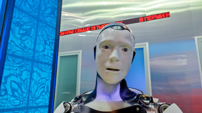 Крупный план головы гуманоидного робота на технологическом стенде