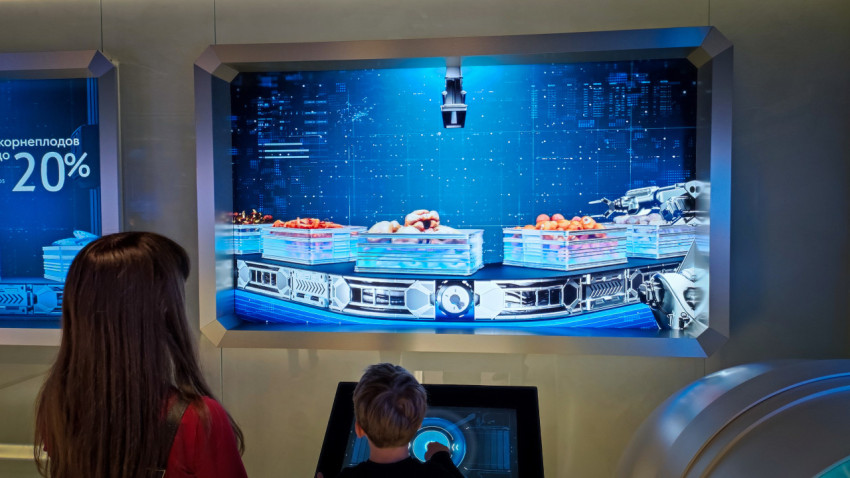 Посетители у интерактивной системы сортировки продуктов в павильоне «АТОМ»