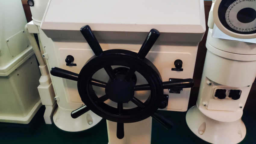 Штурвал и приборы рубки в экспозиции павильона «Атом» на ВДНХ