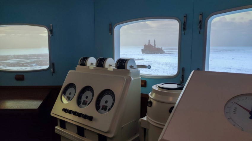 Навигационные приборы в интерьерной инсталляции ледокола в павильоне «Атом»