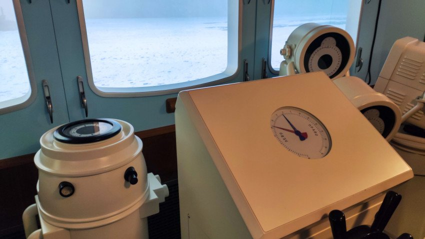 Судовое навигационное оборудование на фоне арктического симулятора