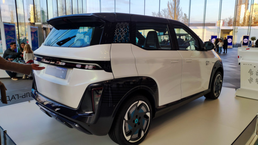 Электромобиль ATOM на экспозиционной платформе в павильоне «АТОМ»