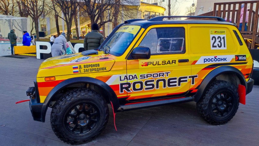 Автомобиль LADA Sport Rosneft на площадке экспозиции «Роснефть»