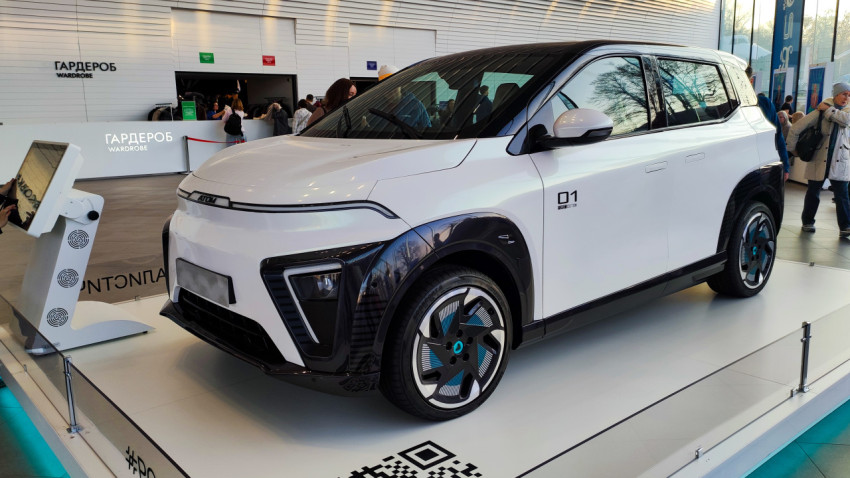 Электромобиль ATOM на экспозиционной платформе в павильоне «Атом» на ВДНХ