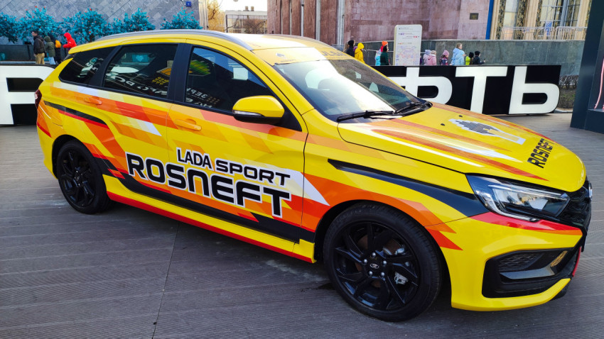 Автомобиль LADA Sport Rosneft на выставочной площадке ВДНХ