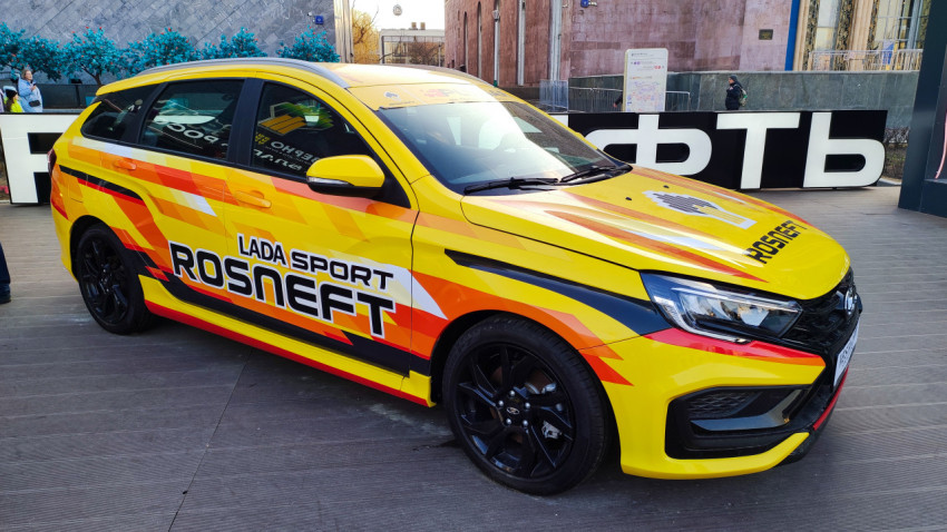 Спортивный автомобиль LADA Sport Rosneft у входной зоны выставочной площадки