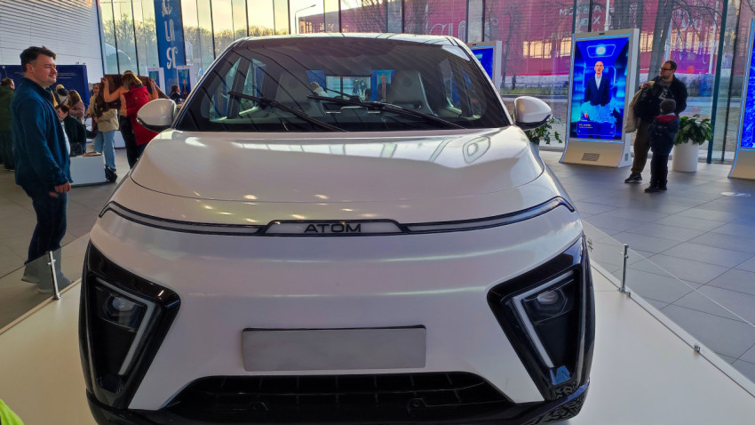 Фронтальный вид электромобиля ATOM в павильоне «Атом» на ВДНХ