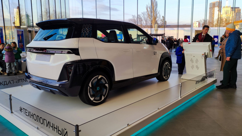 Электромобиль ATOM у стеклянной стены павильона «Атом» на выставке «Россия»