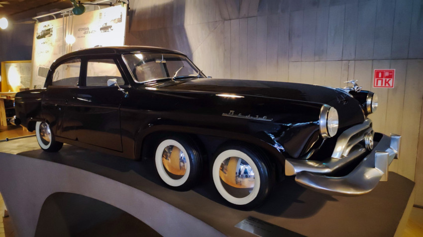 Шестиколёсная «Волга-Атом» 1965 года с атомным двигателем в экспозиции ВДНХ