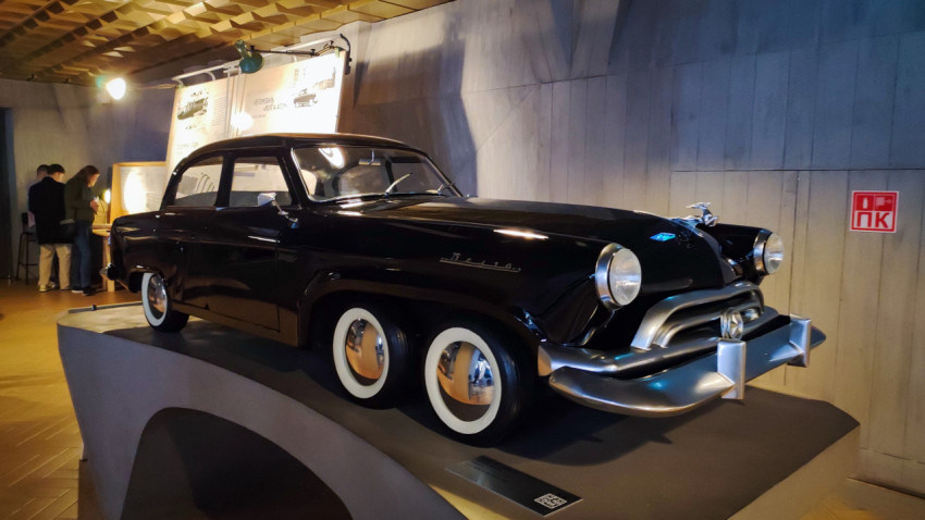 Экспериментальный автомобиль «Волга-Атом» 1965 года в павильоне «Атом» на ВДНХ