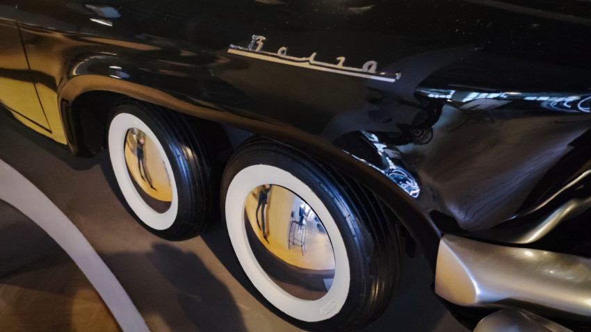 Деталь шестиколёсного экспериментального автомобиля «Волга-Атом» в павильоне «Атом» на ВДНХ