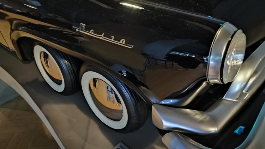 Фронтальная часть экспериментального автомобиля «Волга-Атом» с двумя боковыми колёсами