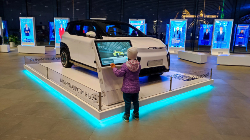 Демонстрационный стенд с электромобилем «Атом» в павильоне «АТОМ» на ВДНХ
