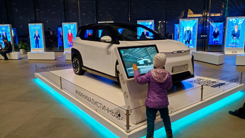 Электромобиль «Атом» и интерактивная панель в экспозиции павильона «АТОМ»