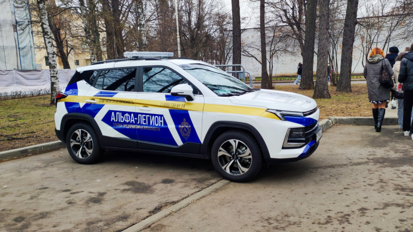 Автомобиль службы безопасности «Альфа-Легион» на территории ВДНХ