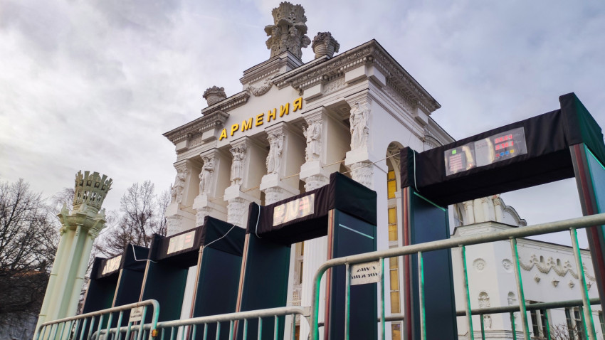 Входная зона павильона «Армения» на ВДНХ и линия металлодетекторов