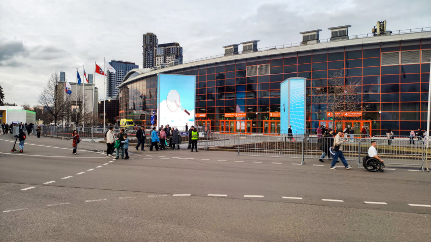 Главный вход павильона №75 на ВДНХ во время выставки «Россия»