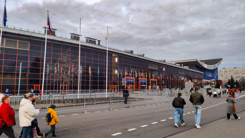 Стеклянный фасад павильона №75 на ВДНХ с флагами во время выставки «Россия»