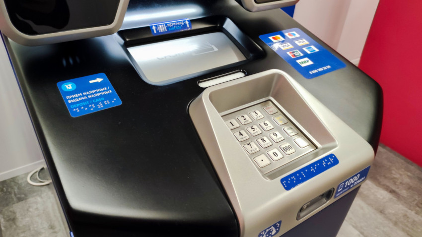 Клавиатура и панель управления банкомата ВТБ