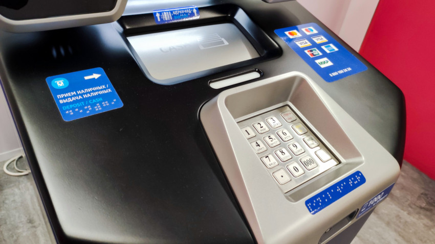 Панель приёма и выдачи наличных банкомата ВТБ