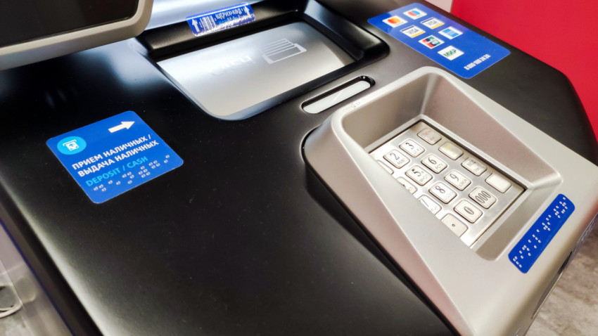 Приёмный модуль и клавиатура банкомата ВТБ в экспозиции «Умные финансы»