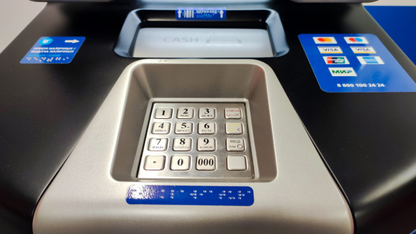 Клавиатура и зона приёма наличных банкомата ВТБ