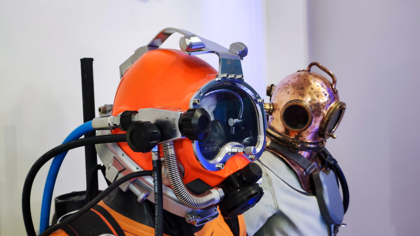 Современный и исторический водолазные шлемы на выставочной экспозиции