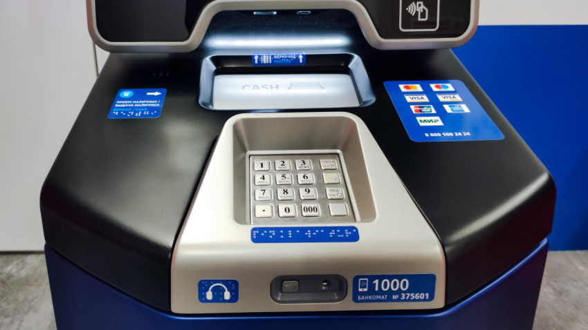 Клавиатура и приёмный модуль банкомата ВТБ в рабочей зоне