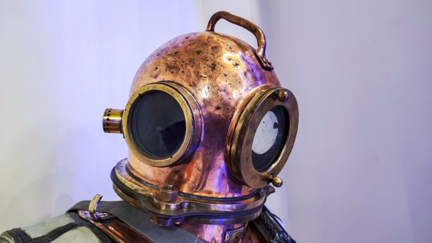 Медный шлем водолаза середины XX века