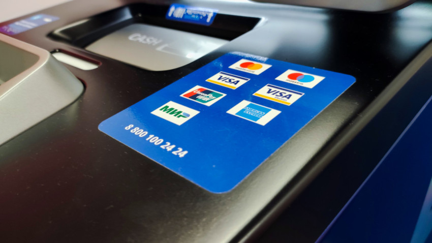 Боковой вид зоны платёжных систем на банкомате ВТБ