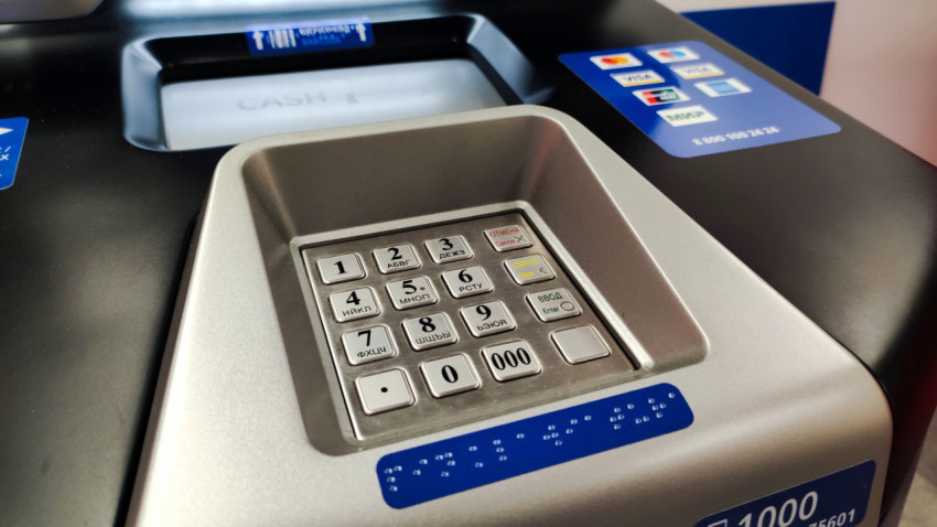 Металлическая клавиатура банкомата ВТБ и элементы рабочей панели