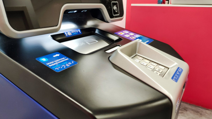 Рабочая панель банкомата ВТБ с зоной приёма наличных