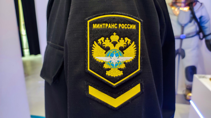 Шеврон Минтранса России на форменной одежде сотрудника